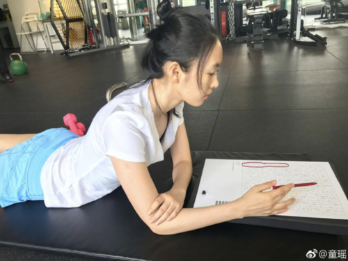 童瑶健身减肥秘诀10 童瑶分享自己尽量每天都会做运动,如果有时候