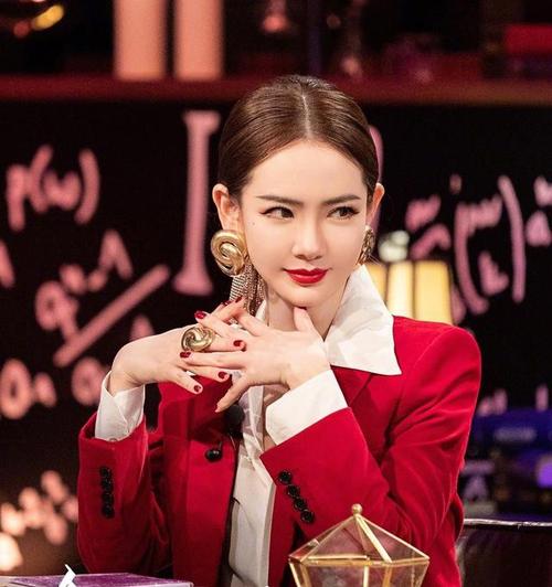 戚薇身穿职业装在节目中发布金句:结婚不是恋爱的目的