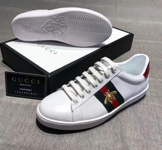 一般gucci的盒子都是黑白双色,盒子上的字也相对比较秀气.