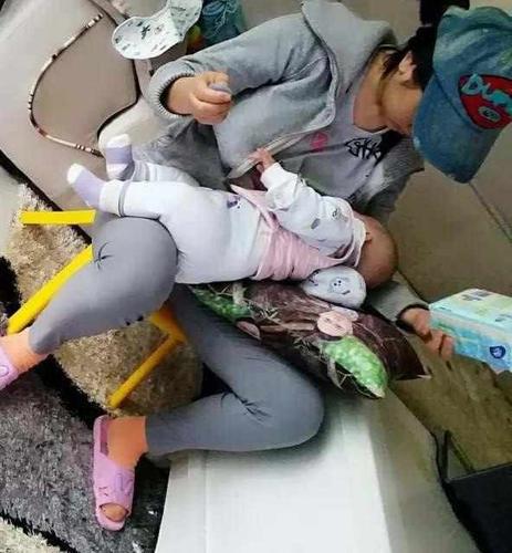 母乳喂奶时,多做2小动作,宝宝睡更好,大脑更聪明