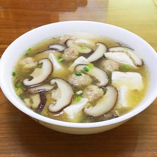 香菇豆腐丸子汤,鲜嫩十足,一大碗都不够