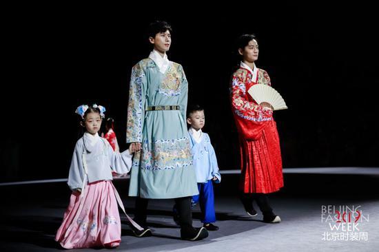 "传承汉服之美"时装秀亮相2019北京时装周,图为汉服模特走秀.