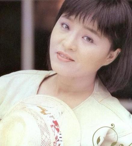  /p> p>70年代初期,国语歌坛女歌手流行的装扮是艳丽的彩妆,镶着亮片