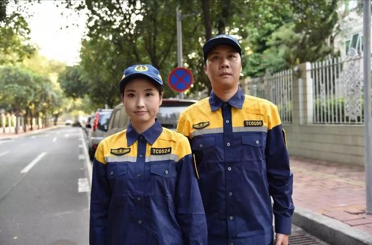 从11月15日起,广州中心六区城市道路临时泊位巡查人员将穿着新款巡查