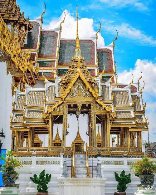建筑汇聚了泰国绘画,雕刻和装潢的艺术精粹,一路上雄伟壮阔的特色宫殿