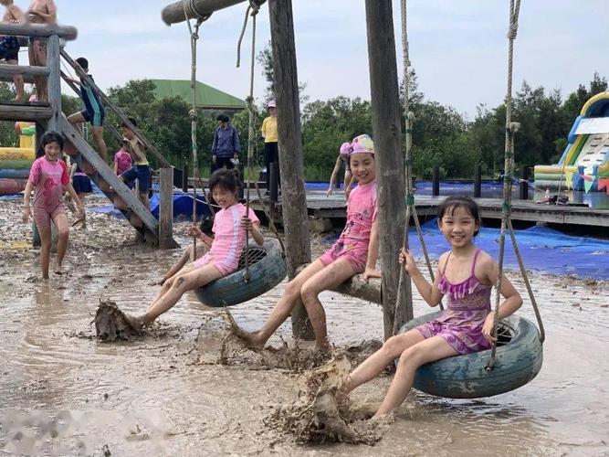 让我们荡起泥浆,小脚丫推开泥潭我们都是"秀气"的小姑娘水上浮桥,我