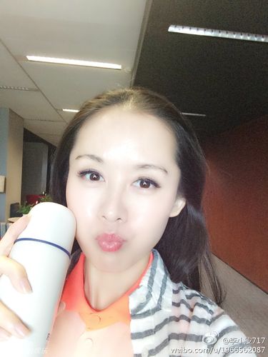 央五主播李蕊走红美丽淡雅似氧气美女组图