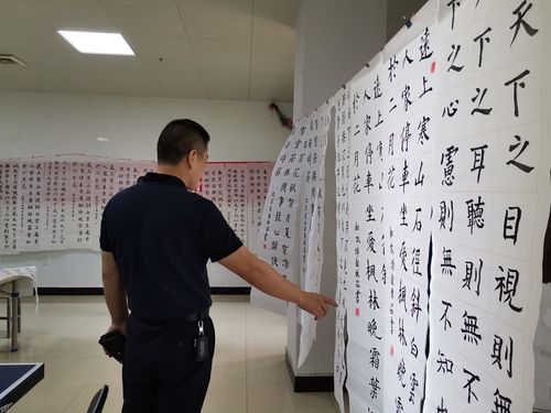 杨家围墙社区主任张晓峰,看了书法班同学们的作品,不住的夸奖,并给予