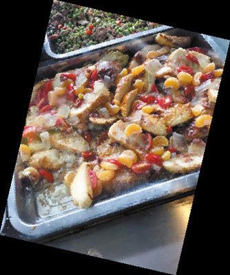 2日,云南农业大学推出新型"高校食堂黑暗料理"——橘子西红柿炒面包