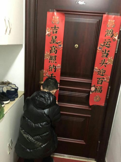 春节贴春联的汉族民俗起于宋代并在明代开始盛行.