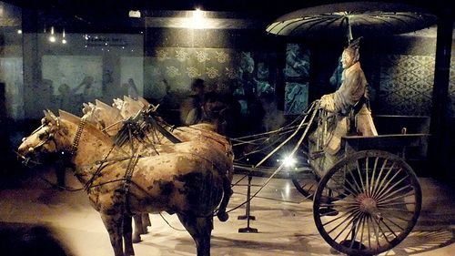 秦始皇陵发掘出的彩绘铜车马