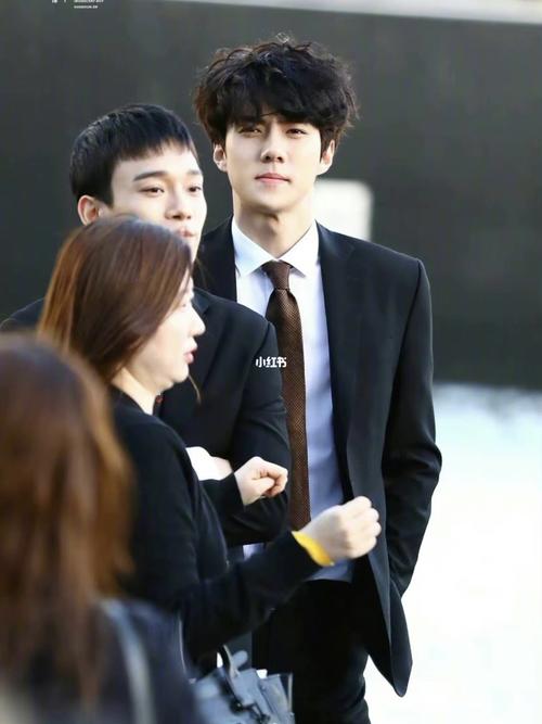 吴世勋 迪拜回眸_吴世勋_发型_潮男_娱乐_明星娱乐资讯