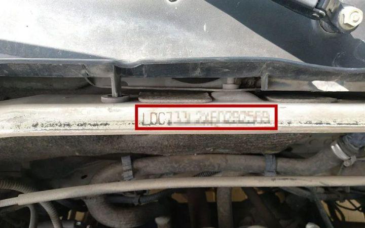 其实大部分车辆的vin码,都是在类似的固定位置上有显示的.