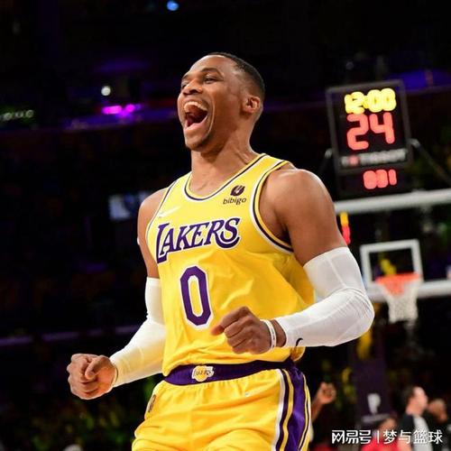 湖人记者炮轰威少赛后采访全程看手机这样真的很不尊重人