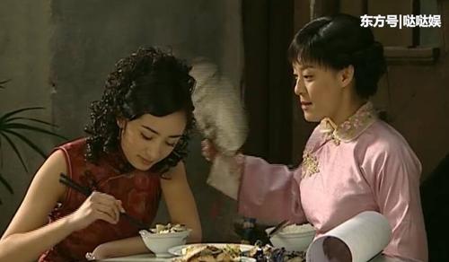 除了刘亦菲,杨幂也参演了《金粉世家》,还穿上老气的