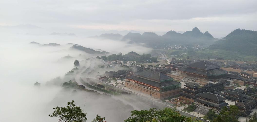 云雾缭绕的山中宫殿,犹如迷人仙境