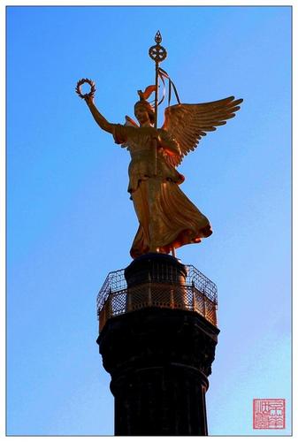 纪念碑顶是镀金的胜利女神像.