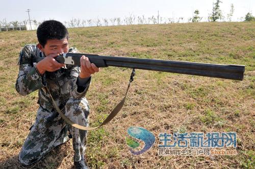 师长带队 驻滇歼十震撼起飞_新闻中心_新浪网; "鸟兵"用"鸟枪"驱鸟