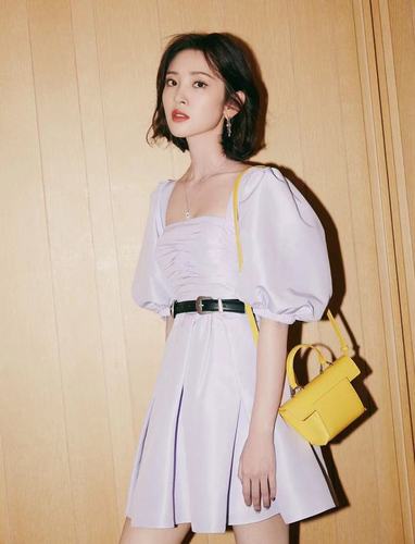 唐艺昕穿淡紫色连衣裙,清新淡雅很好看