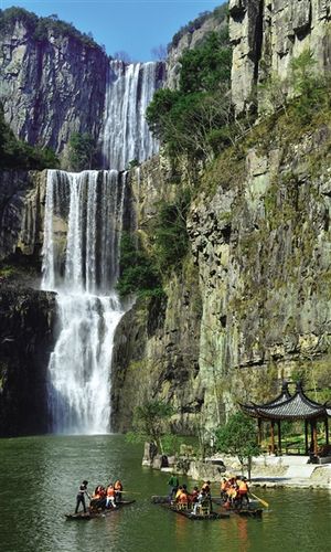 游客在文成百丈漈景区赏飞瀑. (资料照片 杨冰杰 摄)