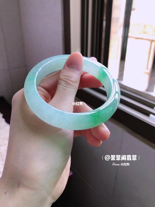 60圈口冰种飘绿翡翠手镯_翡翠手镯_冰种_手镯_时尚