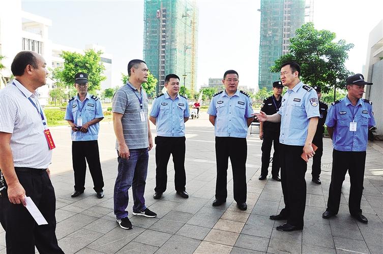 临高县委常委,公安局局长武献志在施工项目工地办公