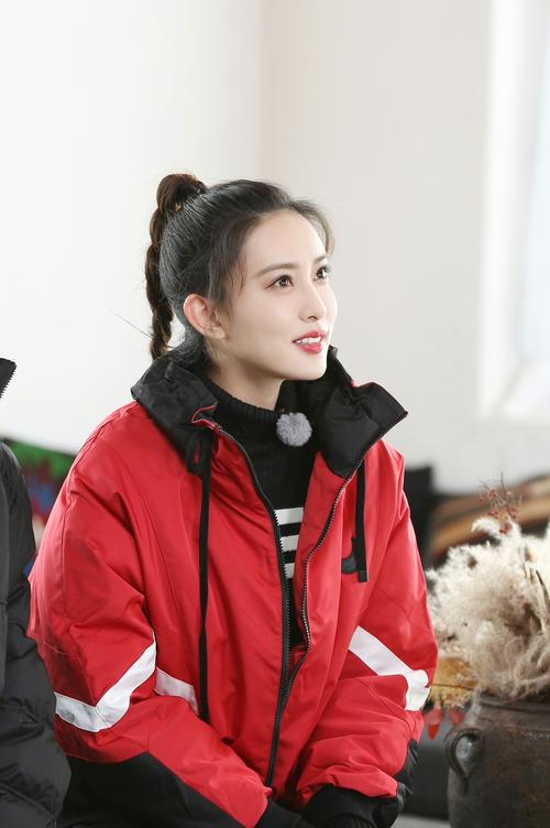 孟子义马尾辫造型现身《奔跑吧》 游戏环节身姿轻盈惊喜连连