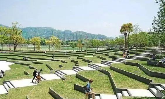 ▼ 台阶地园是指以原生地貌为设计雏形, 依势造出台地,坡地景观, 自