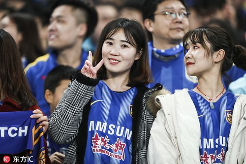 南京奥体中心看台上美女球迷云集 举起围巾为主队助威