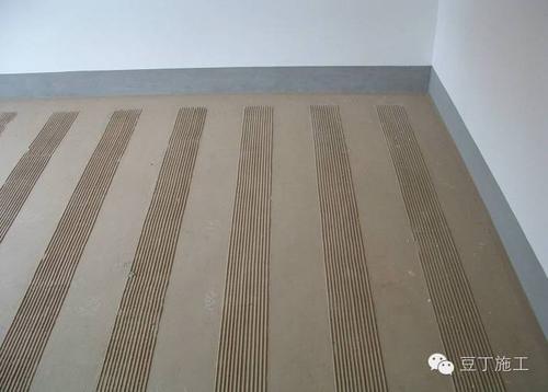 室内水泥砂浆地面,采用专用工具拉毛处理,拉毛纹路清晰,深浅一致,美观