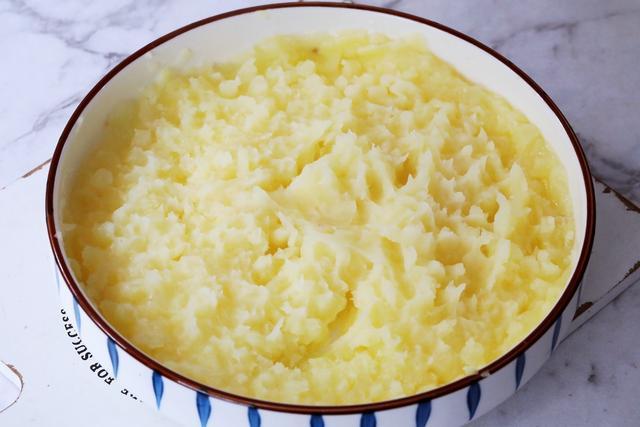 在家自制土豆泥,料汁有秘诀,不比kfc差,2元钱随便吃到