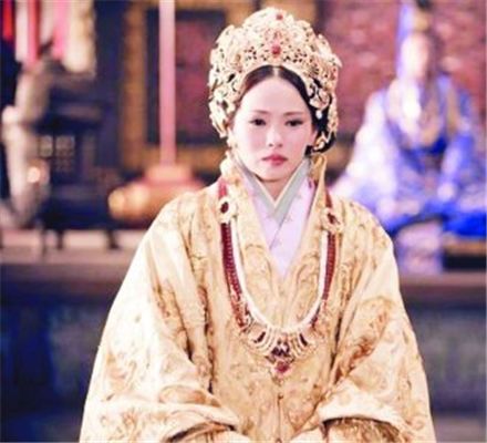 由周润发,伊能静,刘亦菲,苏有朋主演的古装大片《铜雀台》于9月26日