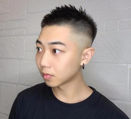 整体的发型长度较短,顶上头发带有层次感,两侧则是干净的渐层推剪