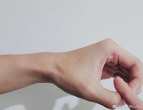 《唐探3》上映后刘昊然用手比q 放言"q在我手上"