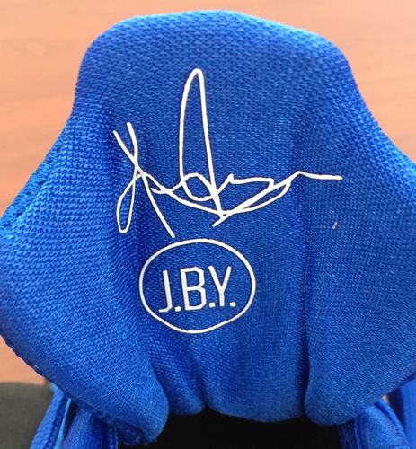 鞋舌同样位置都有欧文手写签名以及个人座右铭"j.b.