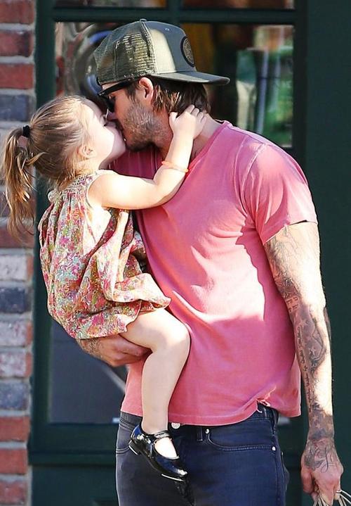 贝克汉姆亲吻小七嘴唇的亲子照,彻底让网友吵成了一团