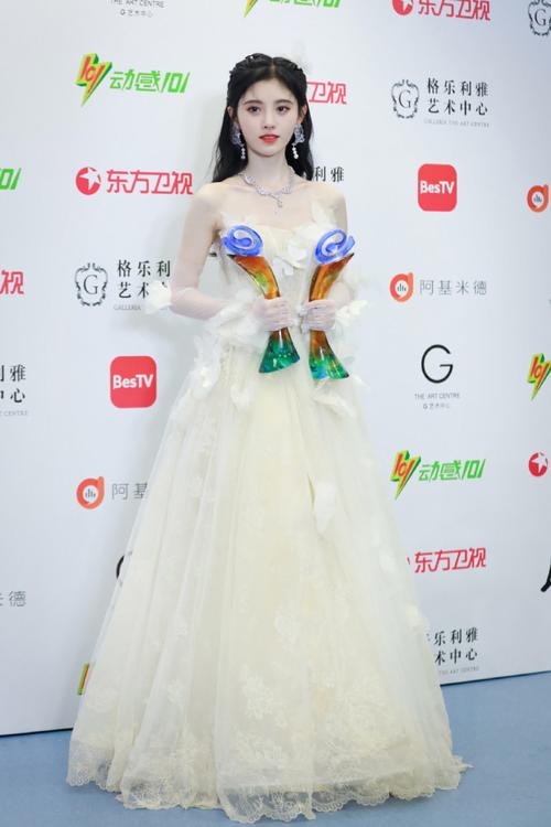 太爱鞠婧祎了,穿抹胸轻纱裙戴蝴蝶发卡,置身花丛美成小仙女了