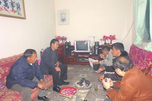 市审计局局长杨世吉夜访农户家