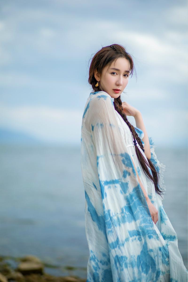 娄艺潇洱海旅行写真纱巾遮面意境绝美