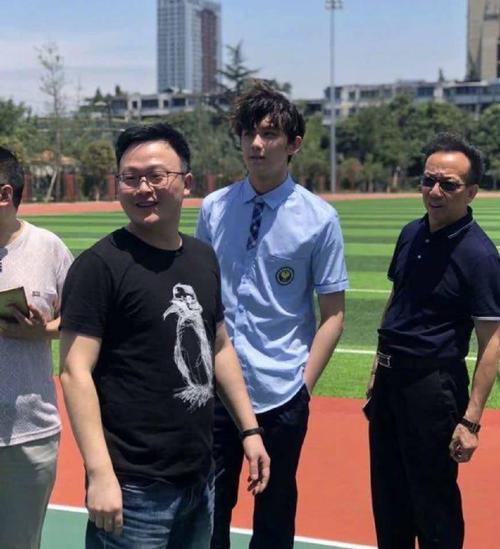 明星毕业季,易烊千玺晒毕业照老干部风,吴磊参加毕业会引围观