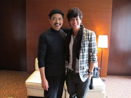 【图】周润发何润东身高对比 发哥结婚30年膝