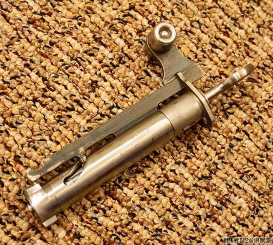 枪机头特写,可以看到粗壮的双突笋,抽壳钩,该枪采用固定式抛壳挺,因此