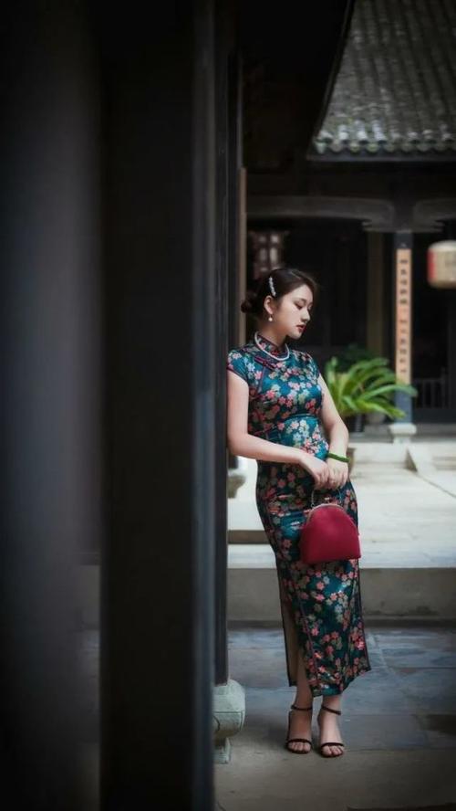 中年女性拍旗袍照不会摆姿势?学19个优雅姿势,拍照不再是难题