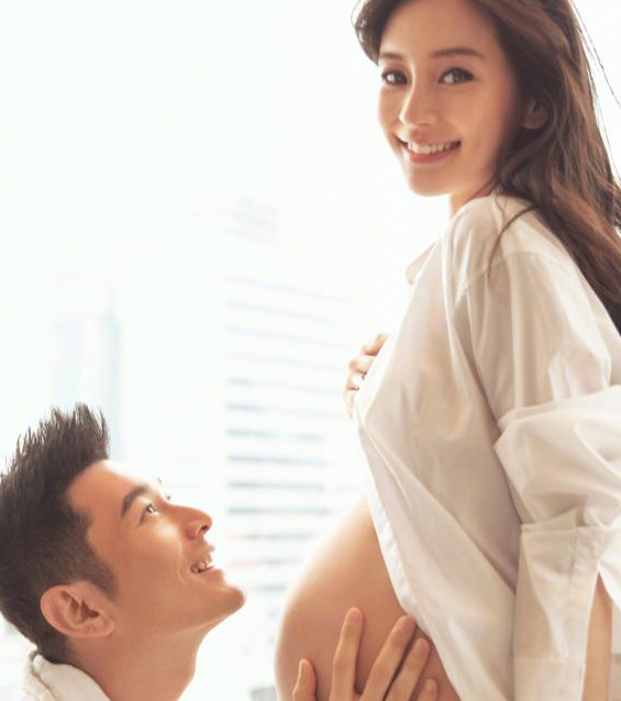 4月26日报道4月26日下午,黄晓明在微博晒出两张baby怀孕时的肚皮照,一