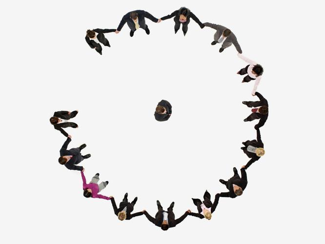 一个人与围成半圈的人群高清图片