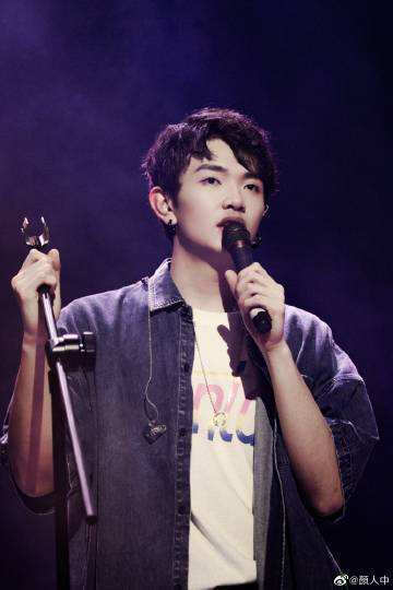 颜人中,唱歌很好听哦,(去网易云搜索),希望支持颜人中的朋友喜欢(好看