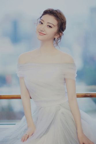 景甜时尚写真,换上一袭白色纱裙仙气十足,宛如仙女下凡美翻天了