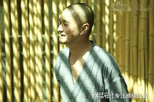 冯唐说我还尿床的时候妈妈就明确指出男孩儿只能自己奔命去
