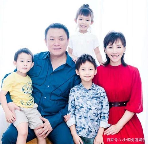 岳丽娜一共为郭靖宇生育了三个孩子,其家庭生活也是非常的幸福美满
