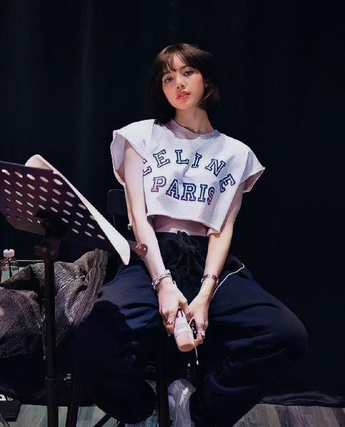 还以为身材才是lisa的灵魂,看到她失去刘海后,直男:想